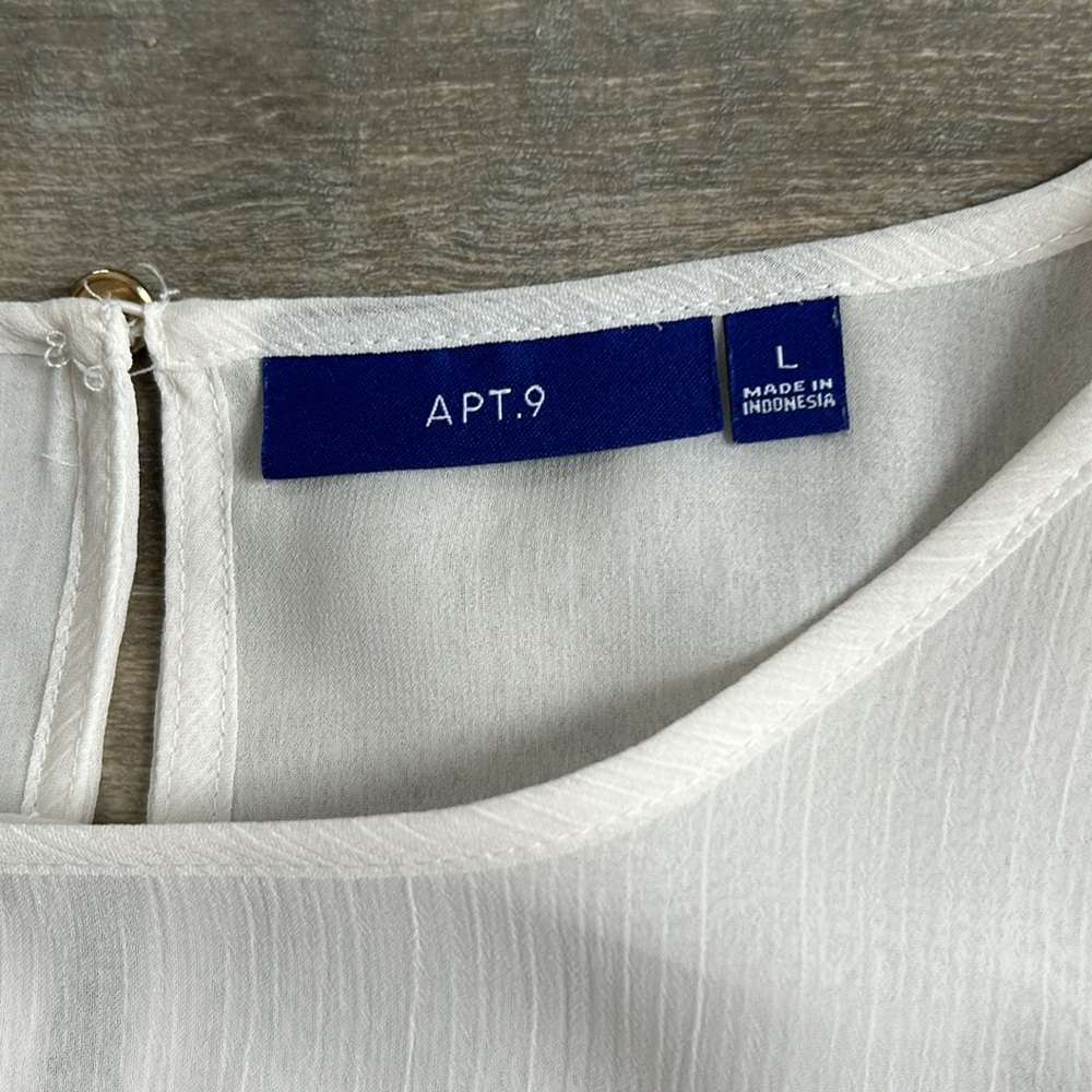 Apt. 9 White flowered blouse size large - Picture 11 of 11